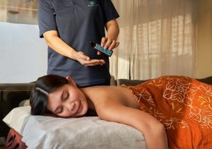 Lady massage outcall essential oil